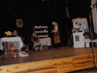 Zespół Śpiewaczy z Rudy Solskiej  "PIECZENIE CHLEBA" na XXXVII Międzywojewódzkim Sejmiku Wiejskich Zespołów Teatralnych, Tarnogród 03-05.02.2012