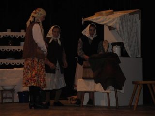 Zespół Śpiewaczy z Rudy Solskiej  "PIECZENIE CHLEBA" na XXXVII Międzywojewódzkim Sejmiku Wiejskich Zespołów Teatralnych, Tarnogród 03-05.02.2012