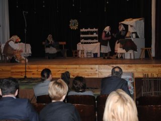 Zespół Śpiewaczy z Rudy Solskiej  "PIECZENIE CHLEBA" na XXXVII Międzywojewódzkim Sejmiku Wiejskich Zespołów Teatralnych, Tarnogród 03-05.02.2012