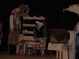 Zespół Śpiewaczy z Rudy Solskiej  "PIECZENIE CHLEBA" na XXXVII Międzywojewódzkim Sejmiku Wiejskich Zespołów Teatralnych, Tarnogród 03-05.02.2012