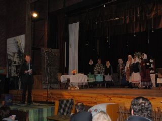 Zespół Śpiewaczy z Rudy Solskiej  "PIECZENIE CHLEBA" na XXXVII Międzywojewódzkim Sejmiku Wiejskich Zespołów Teatralnych, Tarnogród 03-05.02.2012