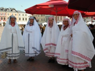 Stefan Szmidt w Alei Sław w Zamościu w towarzystwie śpiewaczek z Rudy Solskiej