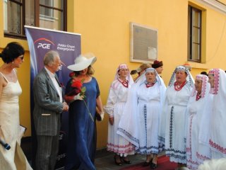 Stefan Szmidt w Alei Sław w Zamościu w towarzystwie śpiewaczek z Rudy Solskiej