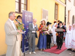 Stefan Szmidt w Alei Sław w Zamościu w towarzystwie śpiewaczek z Rudy Solskiej