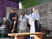 Zespół „Zorza” z Dereźni wystąpił na Festiwalu Obrzędów Dożynkowych w Dubie