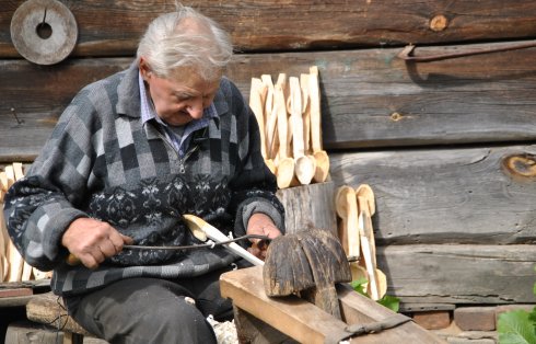 ANTONI FRĄCZEK Z BUKOWEJ – ŁYŻKI DREWNIANE I WRZECIONA TKACKIE