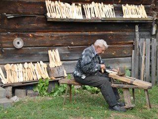 ANTONI FRĄCZEK Z BUKOWEJ – ŁYŻKI DREWNIANE I WRZECIONA TKACKIE