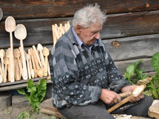 ANTONI FRĄCZEK Z BUKOWEJ – ŁYŻKI DREWNIANE I WRZECIONA TKACKIE